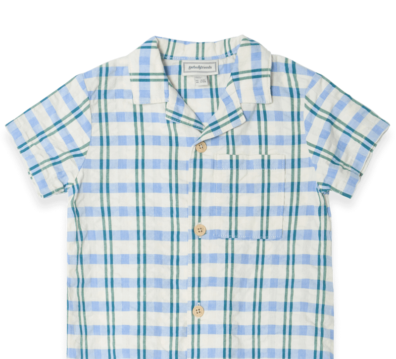 Leichter Baby-Strampler mit Hemdkragen aus Baumwoll-Seersucker, Holzknöpfen vorn und Druckknöpfen im Schritt – perfekt für den Sommer.