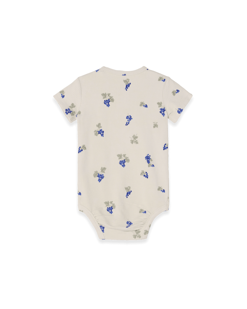 Kurzärmeliger Body für Babys mit schönem handgezeichnetem Aufdruck aus weichem strukturiertem Bio-Baumwoll-Jersey. Der Body hat einen versteckten Druckknopf an einer Schulter und im Schritt.