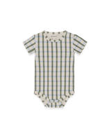 Kurzärmeliger Body aus Bio-Baumwolle mit Druckknöpfen seitlich am Hals und im verdeckten Druckknöpfen im Schritt im neuen Design Lisboa Stripe. Frontansicht.