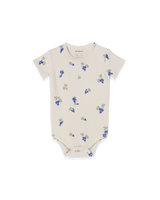 Kurzärmeliger Body für Babys mit schönem handgezeichnetem Aufdruck aus weichem strukturiertem Bio-Baumwoll-Jersey. Der Body hat einen versteckten Druckknopf an einer Schulter und im Schritt.