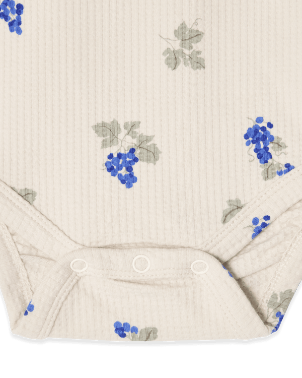 Kurzärmeliger Body für Babys mit schönem handgezeichnetem Aufdruck aus weichem strukturiertem Bio-Baumwoll-Jersey mit Druckknöpfen.