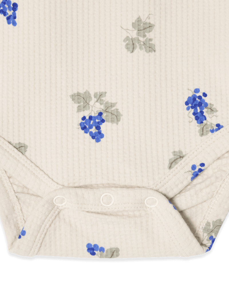Kurzärmeliger Body für Babys mit schönem handgezeichnetem Aufdruck aus weichem strukturiertem Bio-Baumwoll-Jersey mit Druckknöpfen.