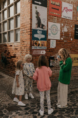 Kinder in Bio-Baumwolle Outfits. Sweatpants aus Bio-Baumwolle mit handgezeichnetem Print, elastischen Bündchen, verstellbarem Kordelzug-Bund und Seitentaschen.