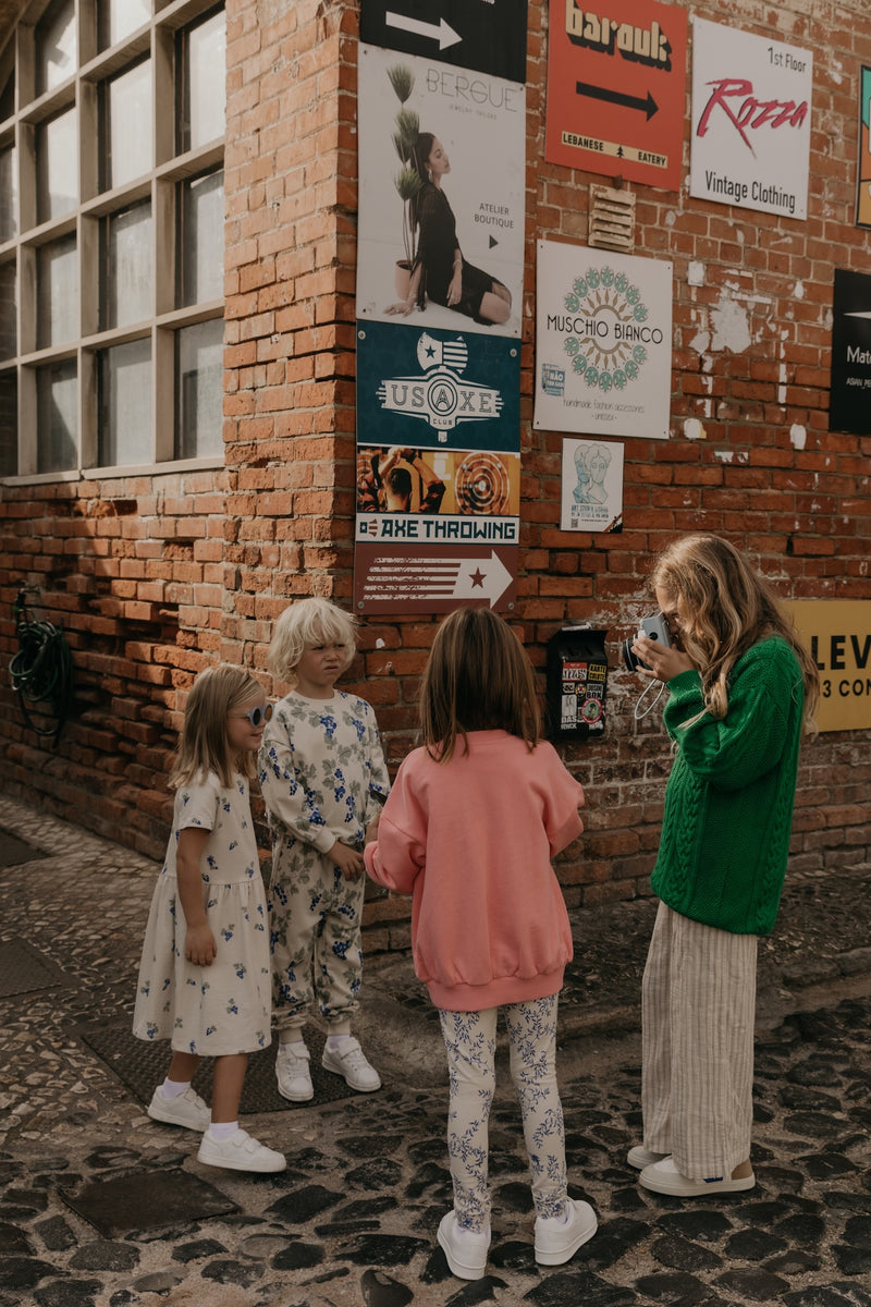 Kinder in Bio-Baumwolle Outfits. Sweatpants aus Bio-Baumwolle mit handgezeichnetem Print, elastischen Bündchen, verstellbarem Kordelzug-Bund und Seitentaschen.