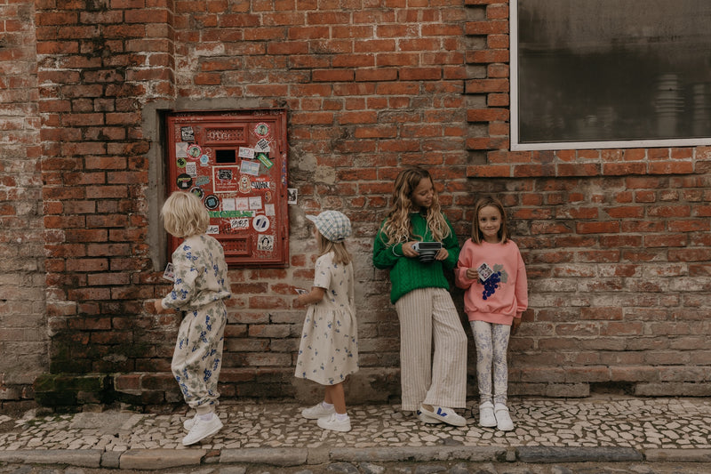 Sweatpants aus Bio-Baumwolle mit handgezeichnetem Print, elastischen Bündchen, verstellbarem Kordelzug-Bund und Seitentaschen – Kinder in bunten Herbst-Outfits