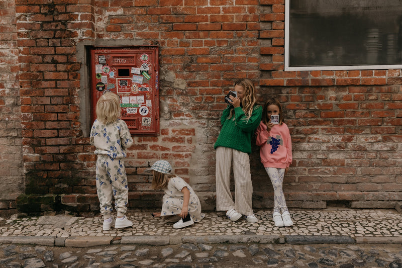 Oversized-Sweatshirt aus weicher Bio-Baumwolle mit handgezeichnetem Print, Rundhalsausschnitt, überschnittenen Schultern & Rippbündchen an Ärmeln und Saum.