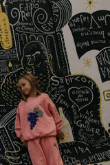 Oversized-Sweatshirt aus weicher Bio-Baumwolle mit handgezeichnetem Print, Rundhalsausschnitt, überschnittenen Schultern & Rippbündchen an Ärmeln und Saum.