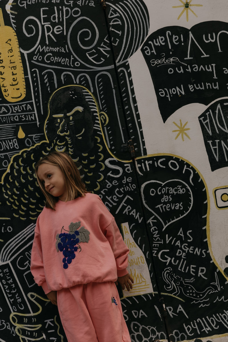Oversized-Sweatshirt aus weicher Bio-Baumwolle mit handgezeichnetem Print, Rundhalsausschnitt, überschnittenen Schultern & Rippbündchen an Ärmeln und Saum.
