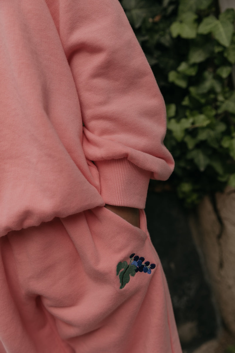 Oversized-Sweatshirt aus weicher Bio-Baumwolle mit handgezeichnetem Print, Rundhalsausschnitt, überschnittenen Schultern & Rippbündchen an Ärmeln und Saum - Nahaufnahme, Details.
