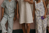 Culottes aus weichem Baumwoll-Musselin in Beige mit gepolstertem, verstellbarem Gummizug, dekorativer Rüsche und Seitentaschen – unisex und knöchellang.