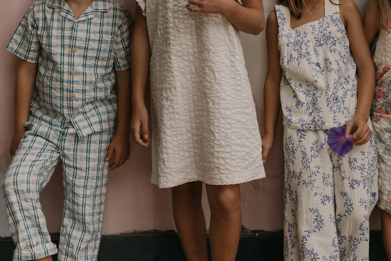 Culottes aus weichem Baumwoll-Musselin in Beige mit gepolstertem, verstellbarem Gummizug, dekorativer Rüsche und Seitentaschen – unisex und knöchellang.