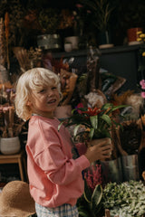 Oversized-Sweatshirt aus weicher Bio-Baumwolle mit handgezeichnetem Print, Rundhalsausschnitt, überschnittenen Schultern & Rippbündchen an Ärmeln und Saum.