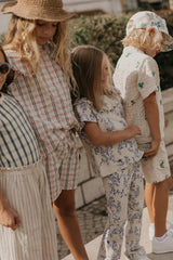 Flared Kinderleggings aus Bio-Baumwolle mit ausgestelltem Bein, handgezeichnetem Print und weichem, elastischem Bund – Mädchen trägt Leggings zur gleichen Bluse.