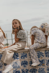 Flared Kinderleggings aus Bio-Baumwolle mit ausgestelltem Bein, handgezeichnetem Print und weichem, elastischem Bund – seitlich fotografiert.