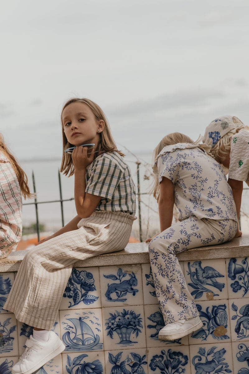 Flared Kinderleggings aus Bio-Baumwolle mit ausgestelltem Bein, handgezeichnetem Print und weichem, elastischem Bund – seitlich fotografiert.