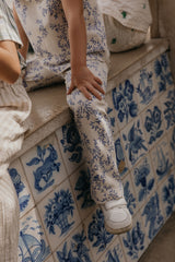 Flared Kinderleggings aus Bio-Baumwolle mit ausgestelltem Bein, handgezeichnetem Print und weichem, elastischem Bund – Mädchen trägt Leggings zur gleichen Bluse.