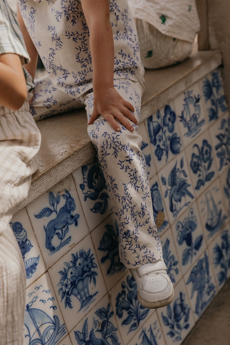 Flared Kinderleggings aus Bio-Baumwolle mit ausgestelltem Bein, handgezeichnetem Print und weichem, elastischem Bund – Mädchen trägt Leggings zur gleichen Bluse.