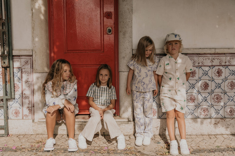 Kinder in der neuen Sommerkollektion La Vida Lisboa von Garbo&Friends. Diverse tolle leichte und luftige Kleidungsstücke für Jungen und Mädchen. 