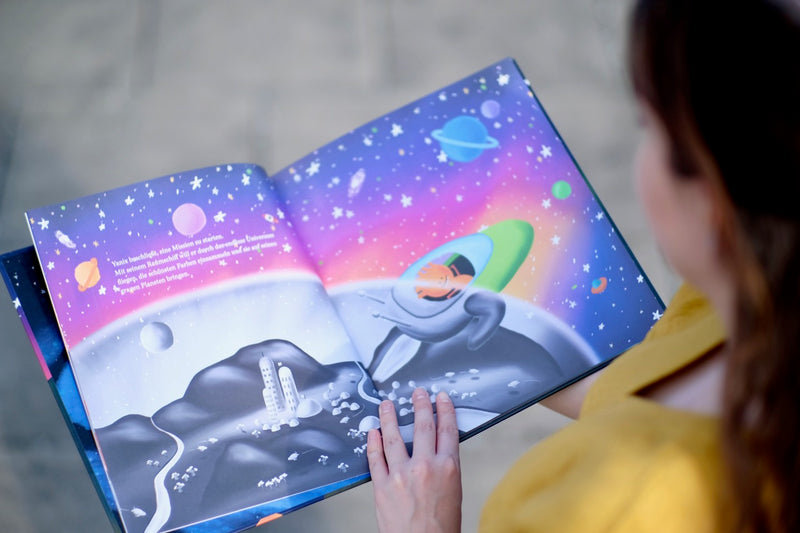 Ein Kinderbuch mit dem Alien Yanix, das in einem farbenfrohen Weltraum-Abenteuer seinen grauen Planeten mit leuchtenden Farben füllt. Magie, Freundschaften und die Wunder des Universums erwarten die Leser.