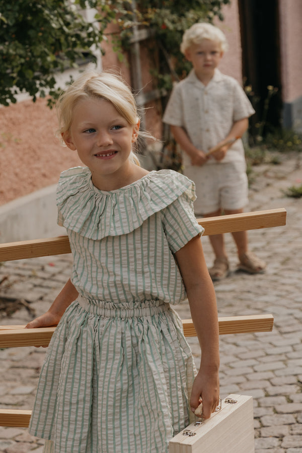 Sommer Shirt mit Rüschenkragen, kurzärmelig in beige grün. Seersucker Baumwoll Stoff.