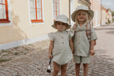 Unisex Outfits für kleine Kinder, grün beige gestreift, Sommer-Set, Shorts und Bluse mit Onesie, Einteiler mit Sommerhut. 