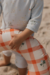 Kleinkind am Strand im UV Badeanzug, Schwimmoverall, Einteiler im Wabenmuster, vollständig gefütteres Material UV50+, Beach Outfit. 