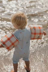 Kleinkind am Strand im UV Badeanzug, Schwimmoverall, Einteiler im Wabenmuster, vollständig gefütteres Material UV50+, Beach Outfit. 