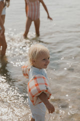 Kleinkind am Strand im UV Badeanzug, Schwimmoverall, Einteiler im Wabenmuster, vollständig gefütteres Material UV50+, Beach Outfit. 