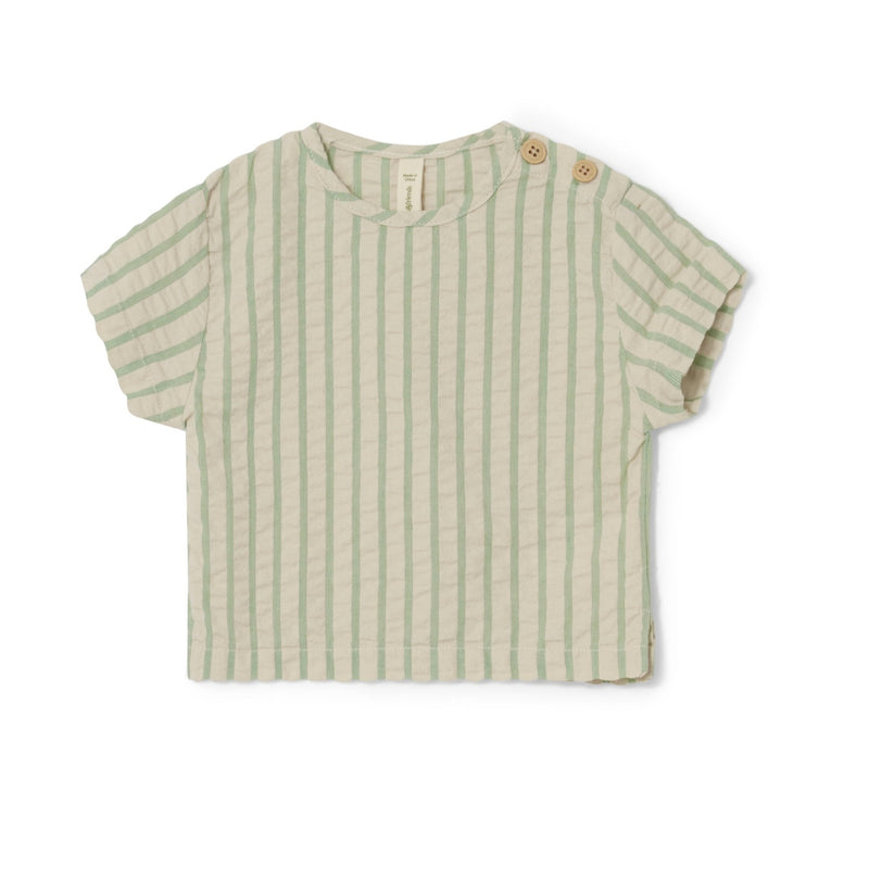 Baby Top Vorderseite aus Baumwoll Seersucker Stoff, mit Rundhalsausschnitt und Holzknöpfen an der Seite.  Leichtes Kurzarm-Shirt.