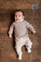 Baby in zartem Strickpulli in sanftem butter-rosa wird aus 100% reiner, feiner Merinowolle gefertigt, mit liebevoll gearbeiteter Links-Links-Strickart in sanfter Wellenoptik – er dehnt sich in Höhe und Breite und fühlt sich dabei herrlich weich und anschmiegsam an.