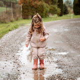 Thermo-Set aus recyceltem Polyester - Junior. Mädchen trägt Outdoor-Set drausen beim Spielen. Das Thermoset ist ideal unter Regenkleidung.