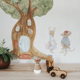 Wandsticker "Hanna die Gärtnermaus" aus hochwertiger Textil-Vinylfolie. Einfach anzubringen, rückstandsfrei entfernbar und perfekt für magische Kinderzimmer! 