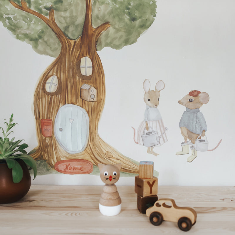 Wandsticker "Hanna die Gärtnermaus" aus hochwertiger Textil-Vinylfolie. Einfach anzubringen, rückstandsfrei entfernbar und perfekt für magische Kinderzimmer! 