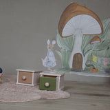 Wandsticker "Hanna die Gärtnermaus" aus hochwertiger Textil-Vinylfolie. Einfach anzubringen, rückstandsfrei entfernbar und perfekt für magische Kinderzimmer! 