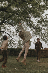  Leggings mit schönem handgezeichnetem Aufdruck aus weichem Bio-Ripp-Jersey mit glatter Innenseite und weichem Gummibund, mit zarten roten Blumen und Klee auf hellem Hintergrund. 