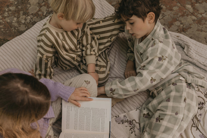 Kinder am Spielen in bequemer Kleidung. Sweatshirt in weicher Bio-Baumwollqualität mit schönem handgezeichnetem Druck, Rundhalsausschnitt, überschnittenen Schultern und langen Ärmeln. Das Sweatshirt hat eine weich gebürstete Innenseite und Rippbündchen am Halsausschnitt, an den Ärmelenden und am unteren Ende.