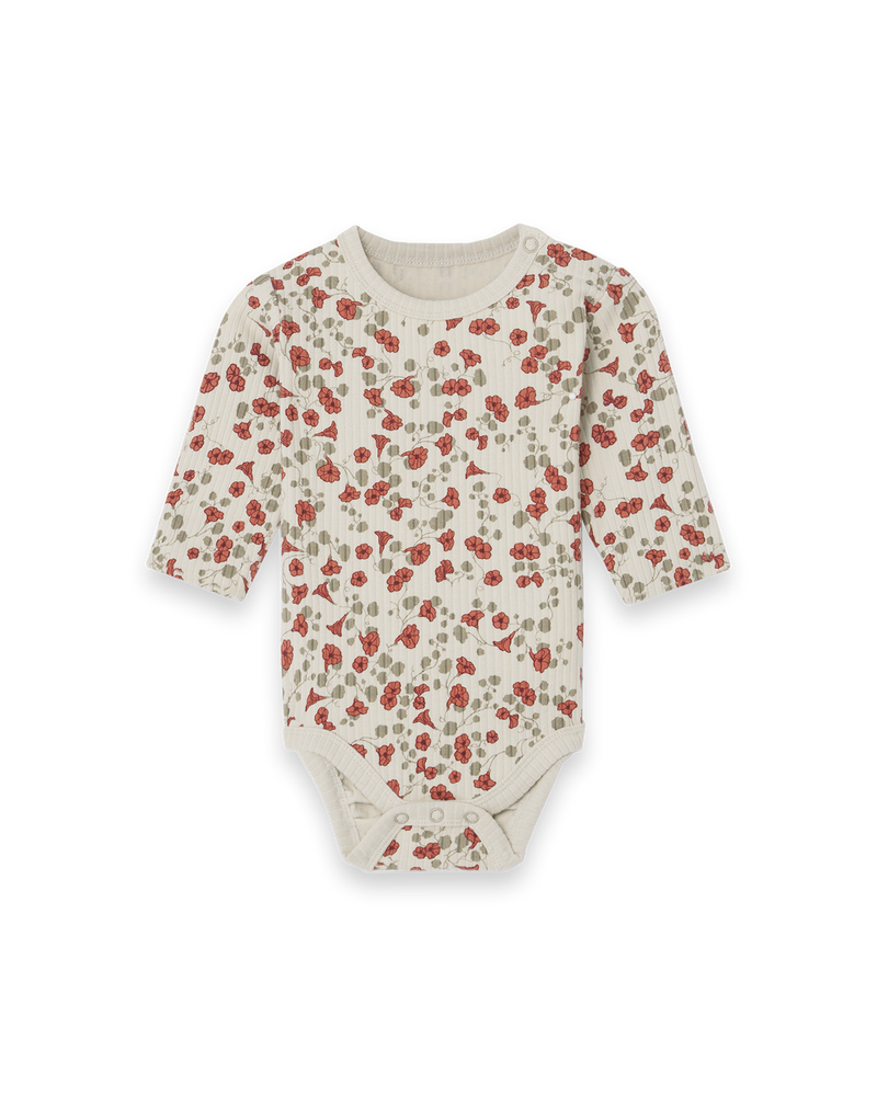 Langärmeliger Body für Babys mit schönem handgezeichnetem Aufdruck aus weichem Bio-Ripp-Jersey mit glatter Innenseite. Der Body hat einen versteckten Druckknopf an einer Schulter und im Schritt. Zartes Muster aus roten Blumen mit grünen Kleeblättern auf hellem Baumwolljersey.