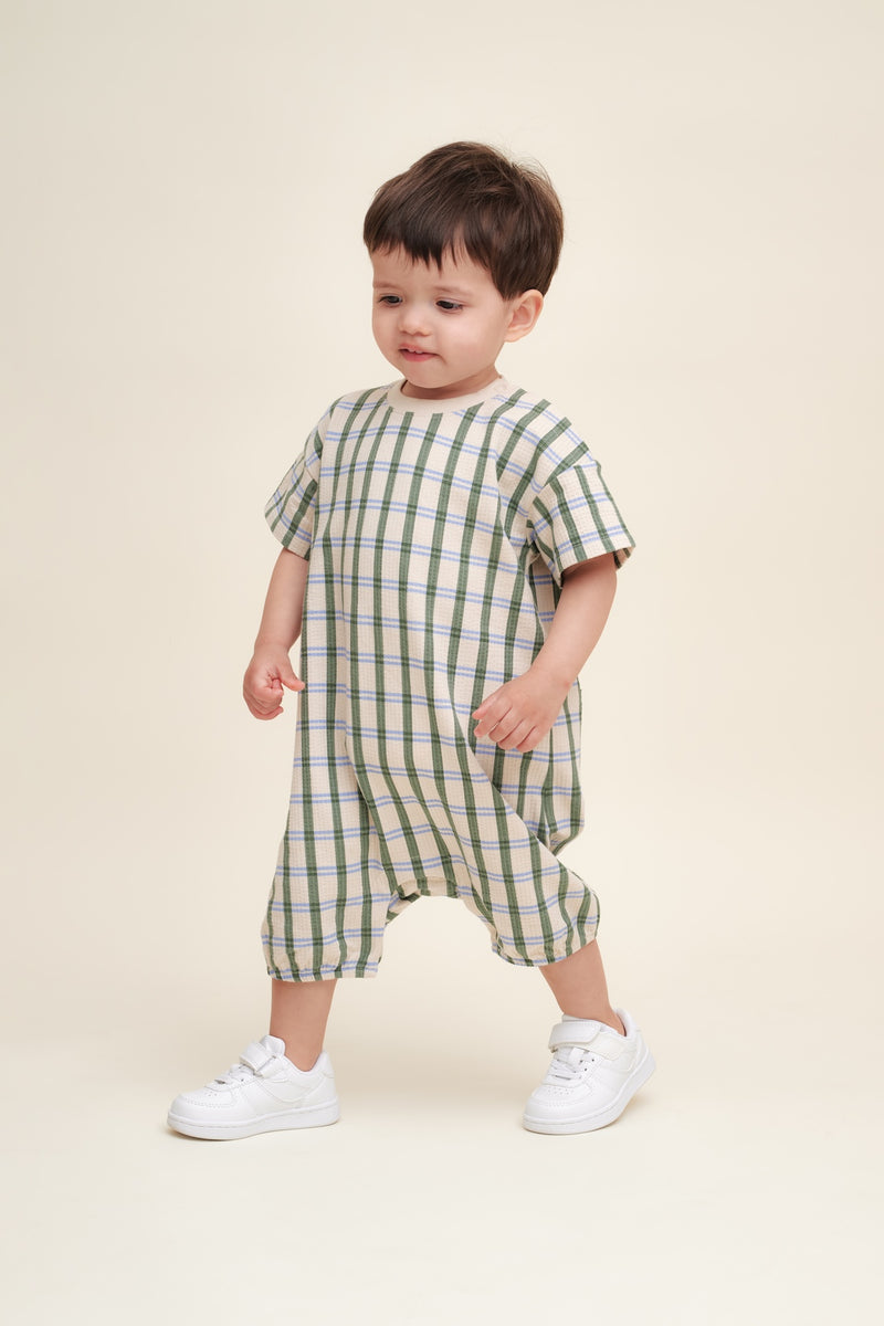 Kurzarm-Strampler aus Bio-Baumwolljersey mit Struktur. Mit Gummizug und Druckknöpfen – bequem, luftig & ideal für Babys an warmen Tagen.