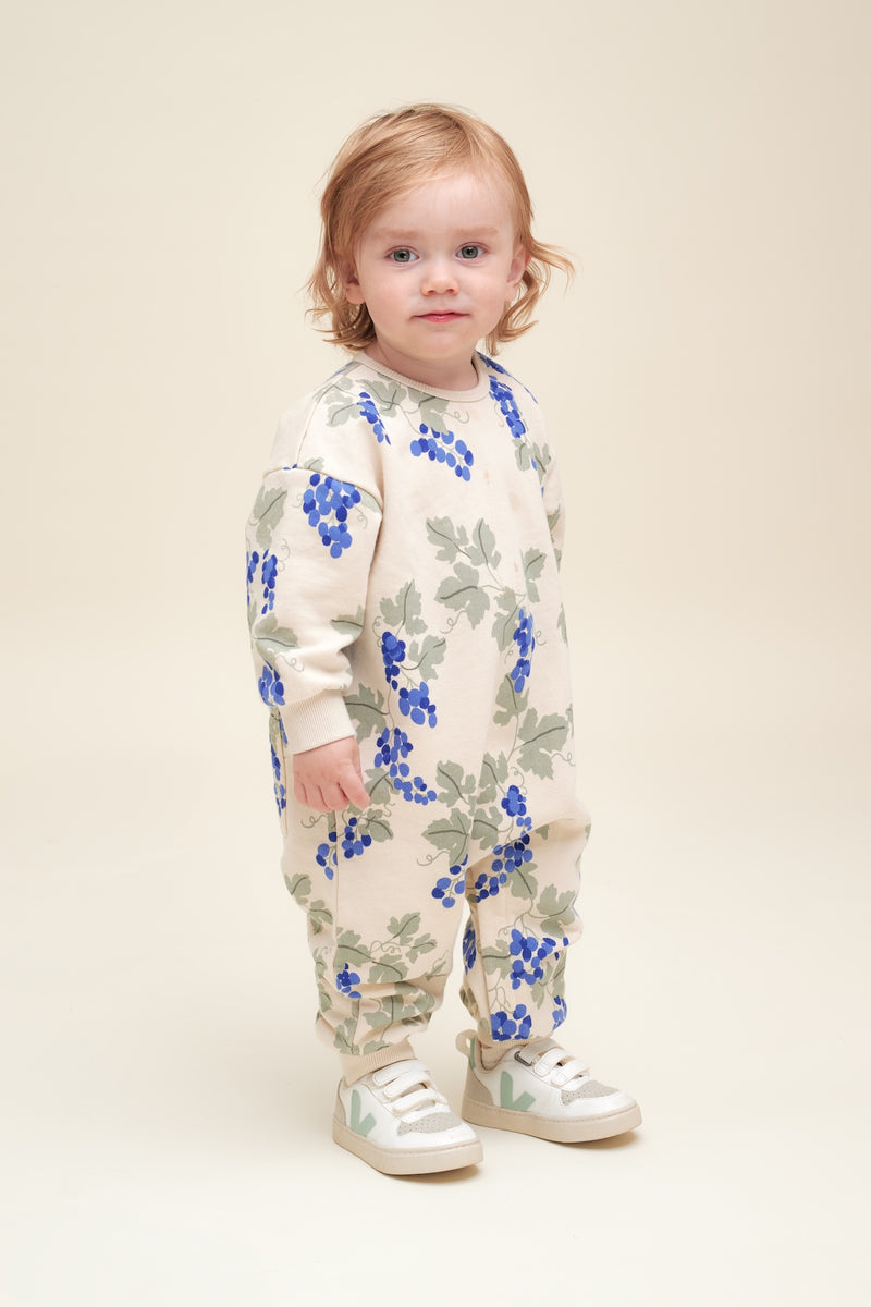 Baby-Onesie aus weicher Bio-Baumwolle mit handgezeichnetem Print, gebürsteter Innenseite, Rippbündchen und Druckknöpfen an Schulter, Schritt & Beinen.

