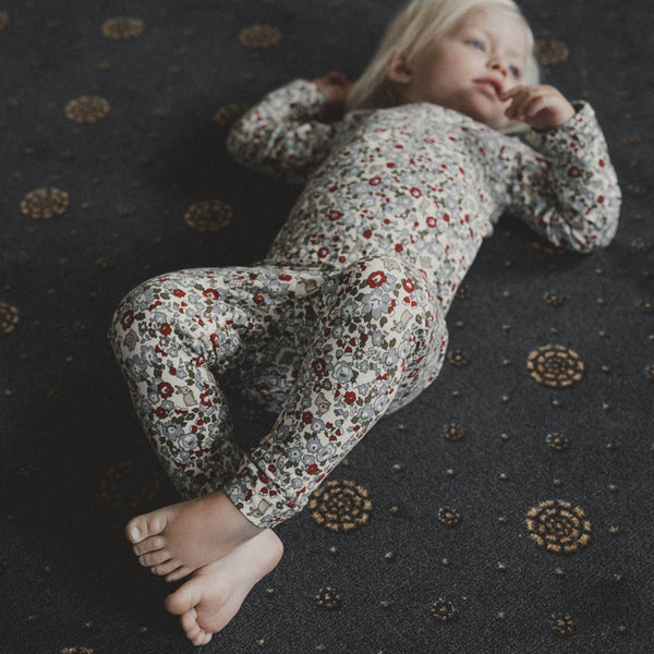 Mädchen in kuscheligen Leggings. Zauberhaft weiche Baby-Leggings aus Bio-Baumwolle und Modal im Print Flora Bunnies Rouge, mit elastischem Bund und hohem Stretchanteil für maximale Bewegungsfreiheit.