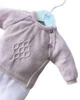 Frilo's zarter Strickpulli in sanftem Rosa wird aus 100% reiner, feiner Merinowolle gefertigt, mit liebevoll gearbeiteter Links-Links-Strickart in sanfter Wellenoptik – er dehnt sich in Höhe und Breite und fühlt sich dabei herrlich weich und anschmiegsam an.