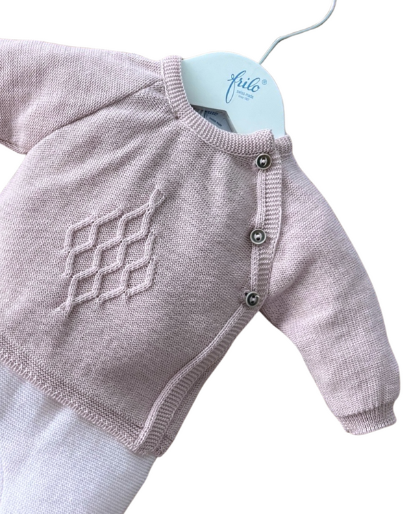 Frilo's zarter Strickpulli in sanftem Rosa wird aus 100% reiner, feiner Merinowolle gefertigt, mit liebevoll gearbeiteter Links-Links-Strickart in sanfter Wellenoptik – er dehnt sich in Höhe und Breite und fühlt sich dabei herrlich weich und anschmiegsam an.